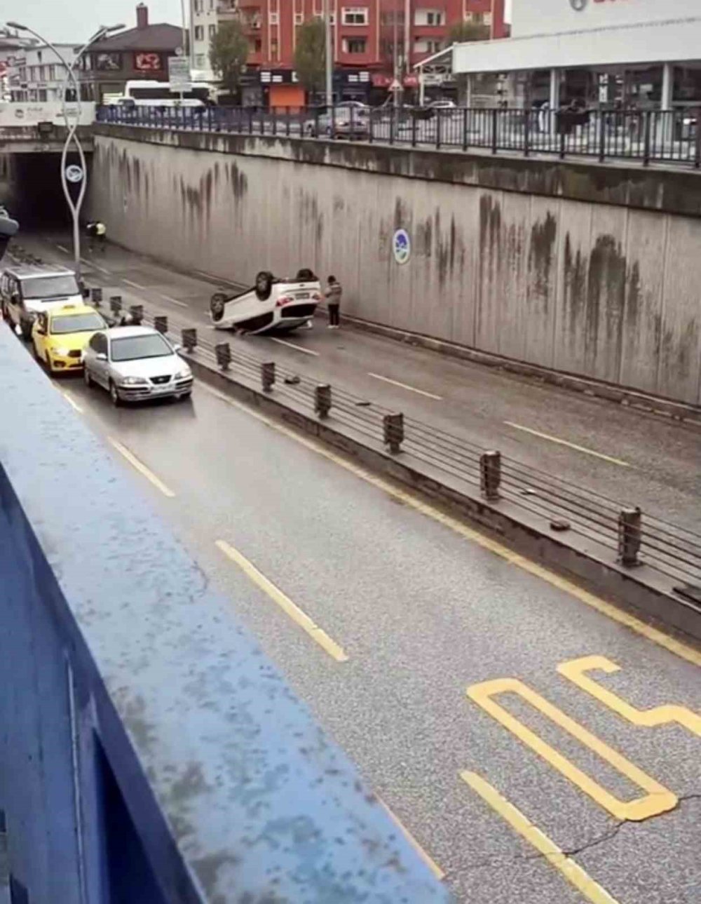Alt Geçitte Takla Atan Otomobil Trafiği Aksattı