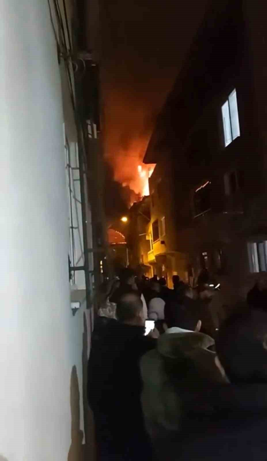 Binanın Çatı Katı Alevlere Teslim Oldu