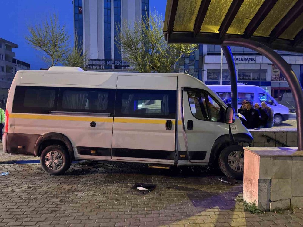Kontrolden Çıkan Servis Minibüsü Alt Geçidin Duvarına Çarptı