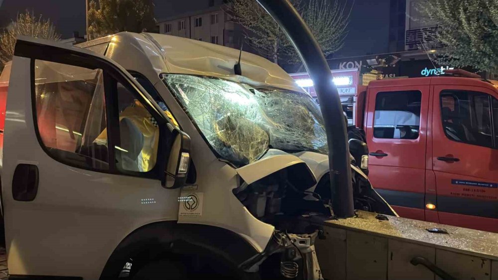 Kontrolden Çıkan Servis Minibüsü Alt Geçidin Duvarına Çarptı