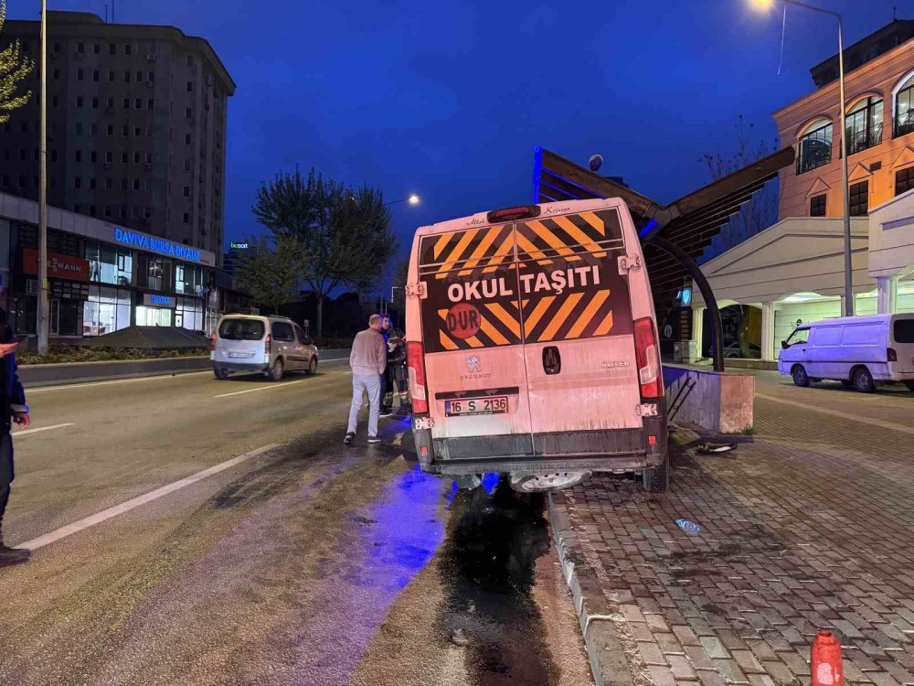 Kontrolden Çıkan Servis Minibüsü Alt Geçidin Duvarına Çarptı