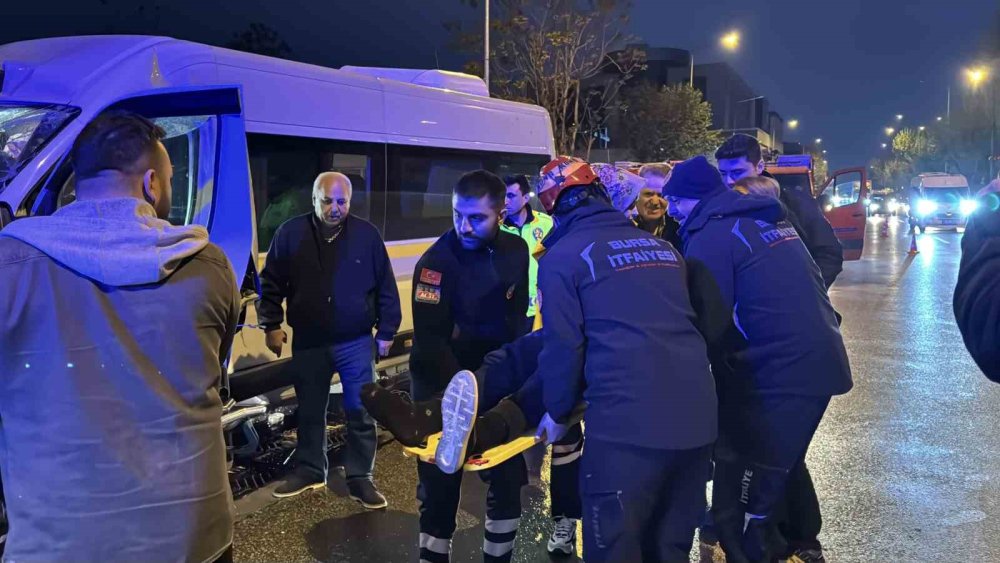 Kontrolden Çıkan Servis Minibüsü Alt Geçidin Duvarına Çarptı