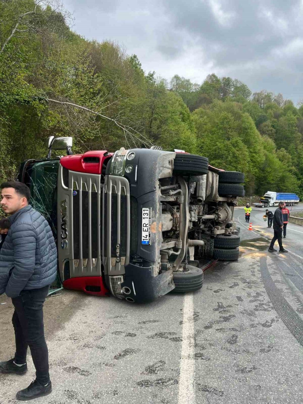 Kontrolden Çıkan Tır Devrildi: 1 Yaralı