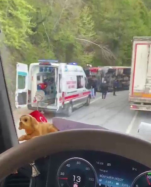 Kontrolden Çıkan Tır Devrildi: 1 Yaralı