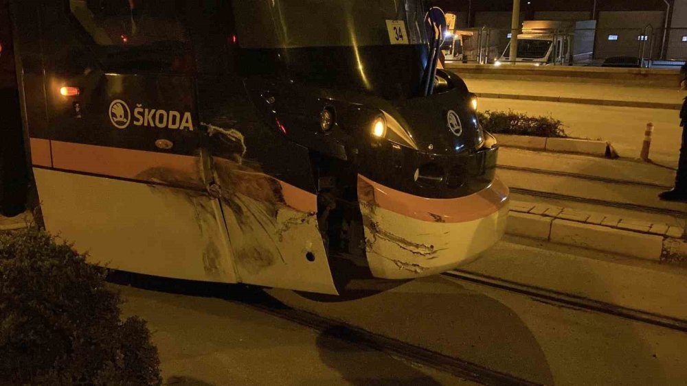 Kamyon Tramvaya Çarptı: Seferler Aksadı