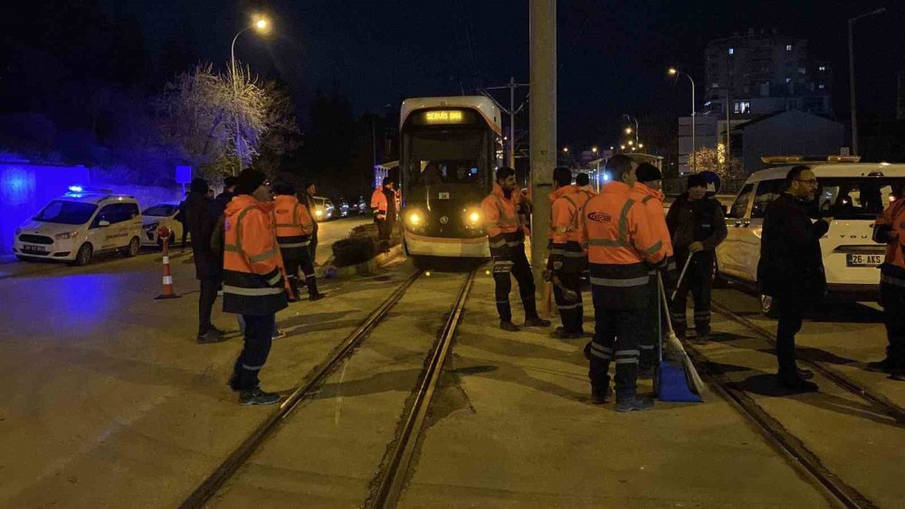 Kamyon Tramvaya Çarptı: Seferler Aksadı
