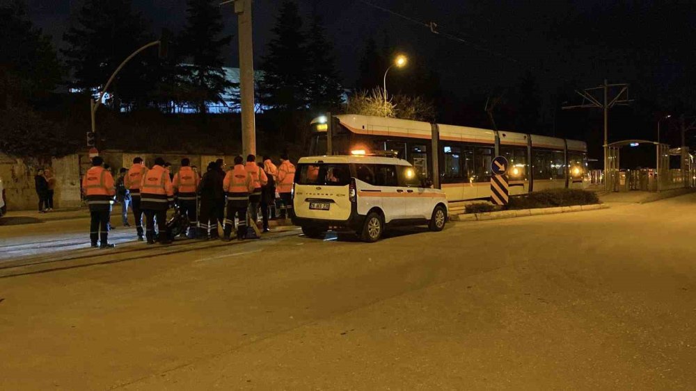 Kamyon Tramvaya Çarptı: Seferler Aksadı