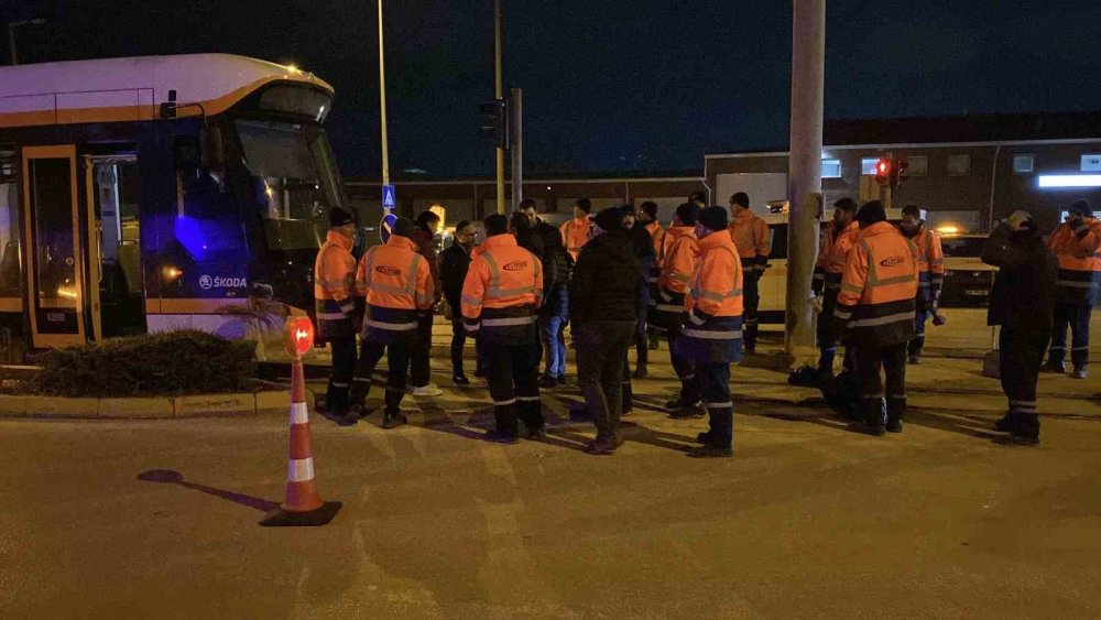 Kamyon Tramvaya Çarptı: Seferler Aksadı