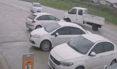 Kontrolden Çıkan Otomobil Park Halindeki Araçlara Çarptı 5 Kişi Yaralandı