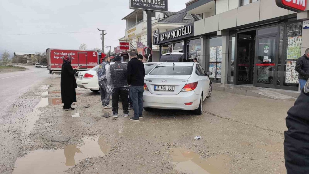 Kontrolden Çıkan Otomobil Park Halindeki Araçlara Çarptı 5 Kişi Yaralandı