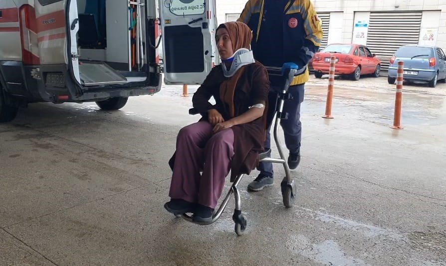 Kontrolden Çıkan Otomobil Park Halindeki Araçlara Çarptı 5 Kişi Yaralandı
