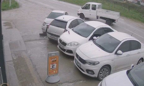 Kontrolden Çıkan Otomobil Park Halindeki Araçlara Çarptı 5 Kişi Yaralandı