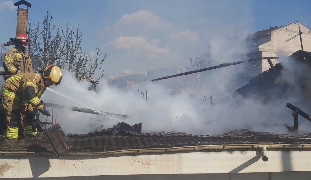 Alev Alev Yanan Köy Evi Havadan Görüntülendi