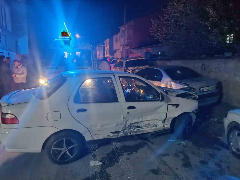 Çarpışmada Savrulan Araç 4 Otomobile Daha Çarptı: 1 Yaralı