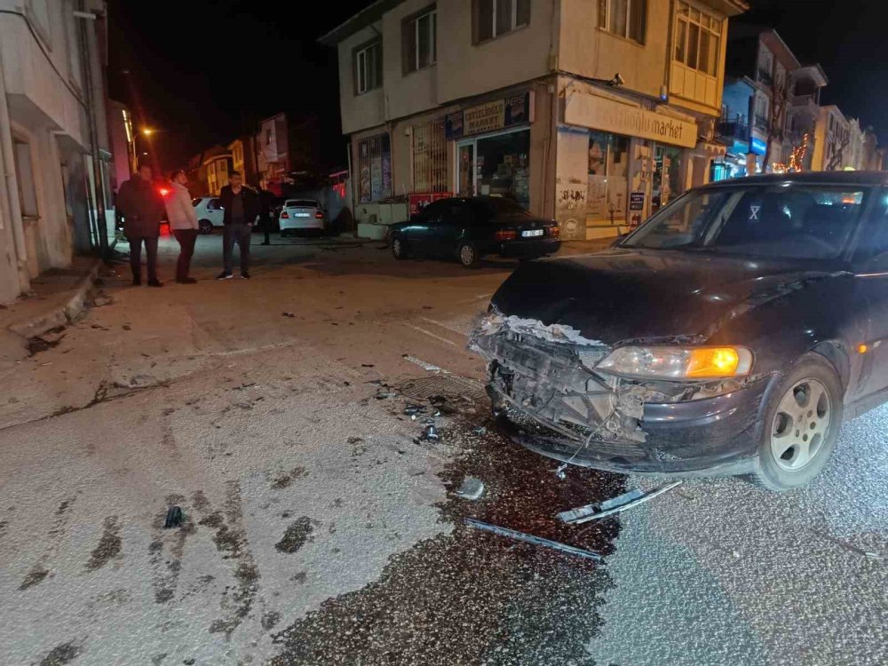Çarpışmada Savrulan Araç 4 Otomobile Daha Çarptı: 1 Yaralı