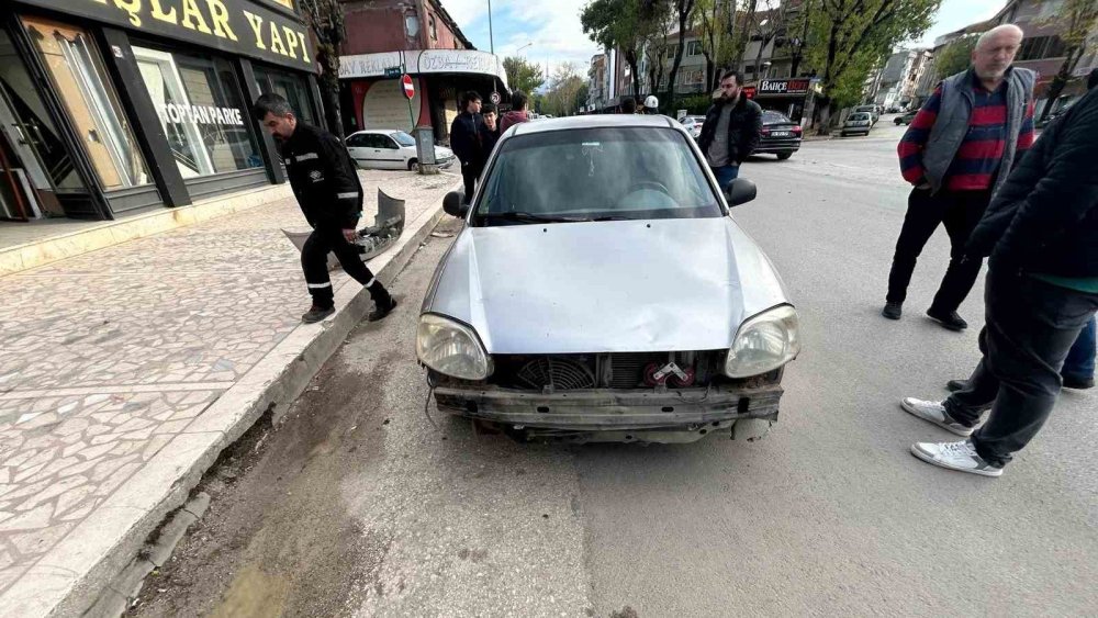 Otomobil İle Motosiklet Çarpıştı, 2 Kişi Yaralandı