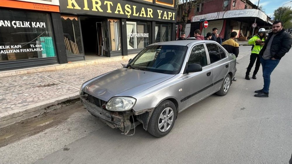 Otomobil İle Motosiklet Çarpıştı, 2 Kişi Yaralandı