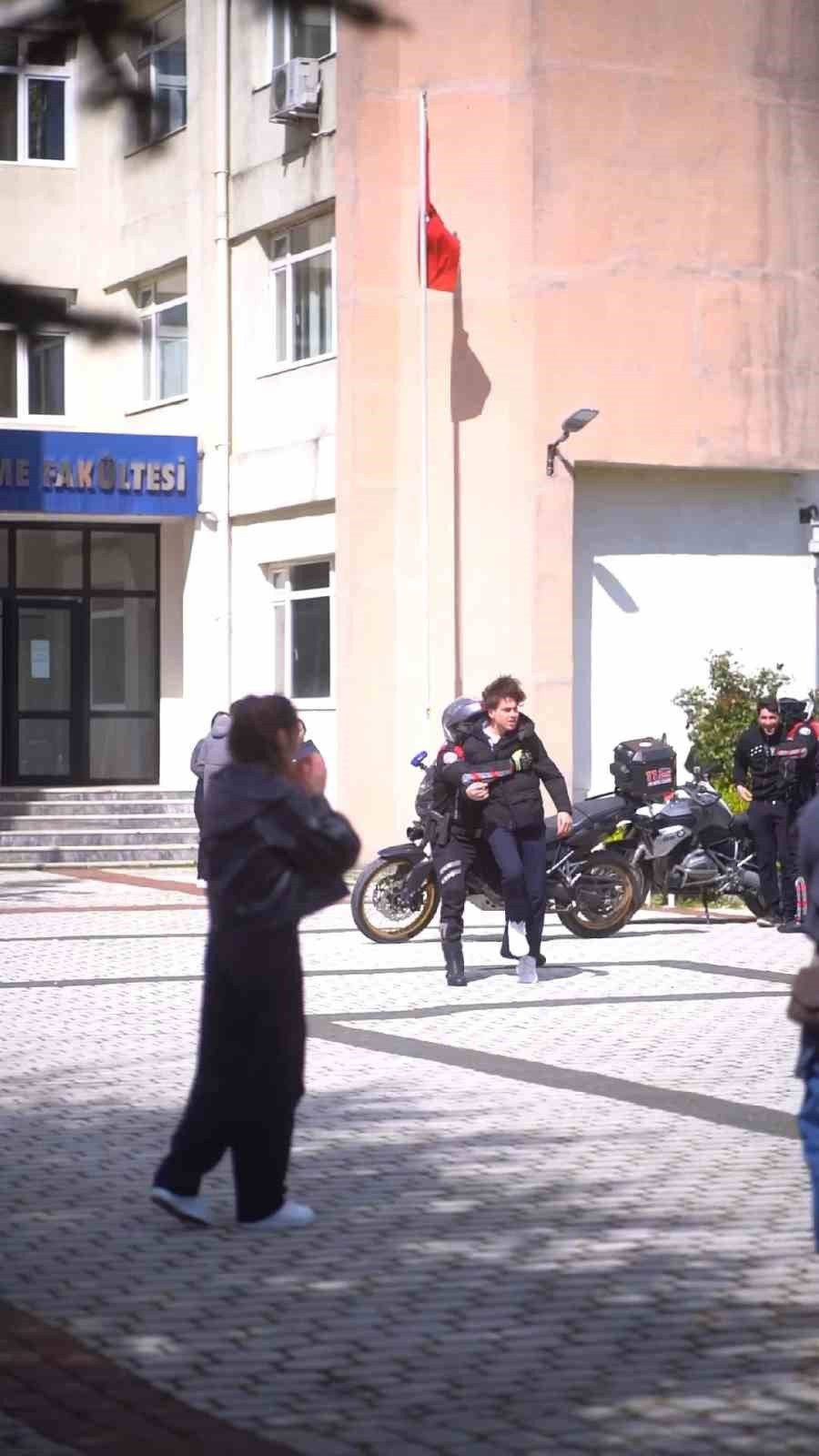 Üniversite Kampüsünde Polis Ekiplerine Kavgalı Sürpriz