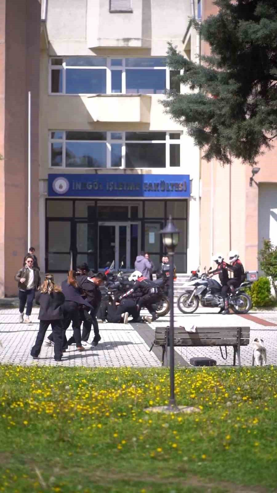 Üniversite Kampüsünde Polis Ekiplerine Kavgalı Sürpriz