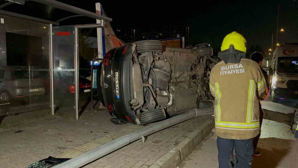 Aydınlatma Direğine Çarpan Araç Takla Attı: 1 Ölü, 1 Yaralı