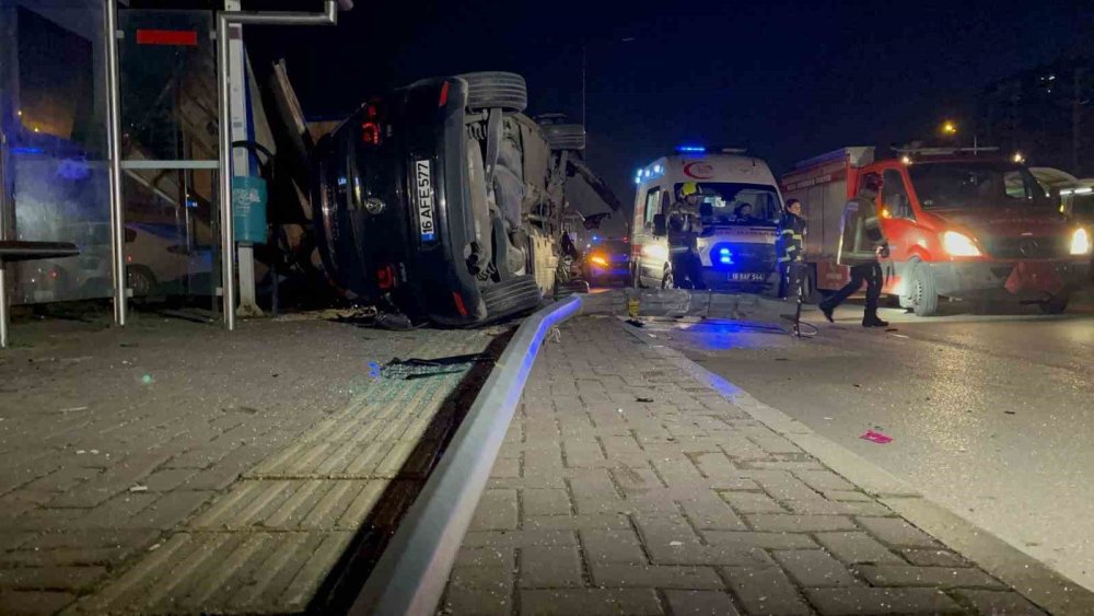 Aydınlatma Direğine Çarpan Araç Takla Attı: 1 Ölü, 1 Yaralı