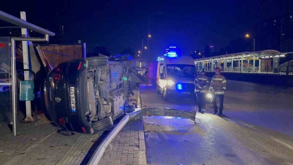 Aydınlatma Direğine Çarpan Araç Takla Attı: 1 Ölü, 1 Yaralı