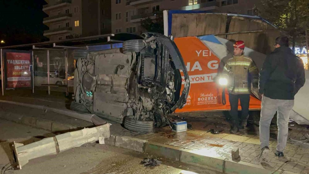 Aydınlatma Direğine Çarpan Araç Takla Attı: 1 Ölü, 1 Yaralı
