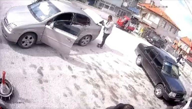 El Fireni Çekilmeyi Unutulan Araç Kazaya Neden Oldu