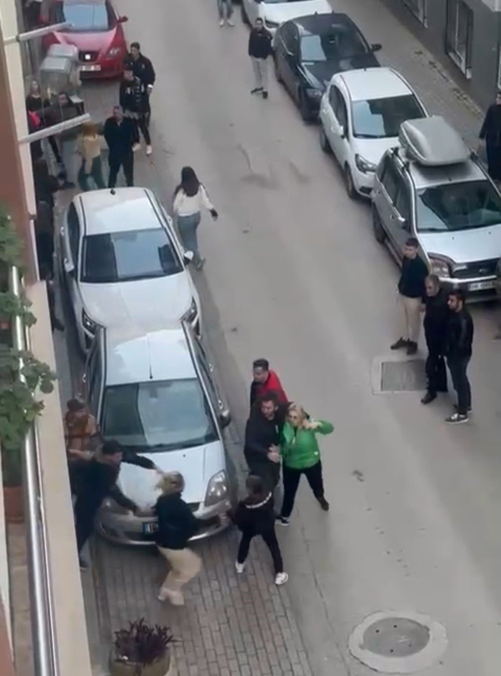 Kadınlar Birbirine Girdi, Mahalleli Zor Ayırdı