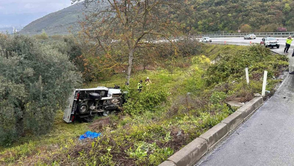 Kontrolden Çıkan Kamyonet Şarampole Yuvarlandı: 2 Yaralı