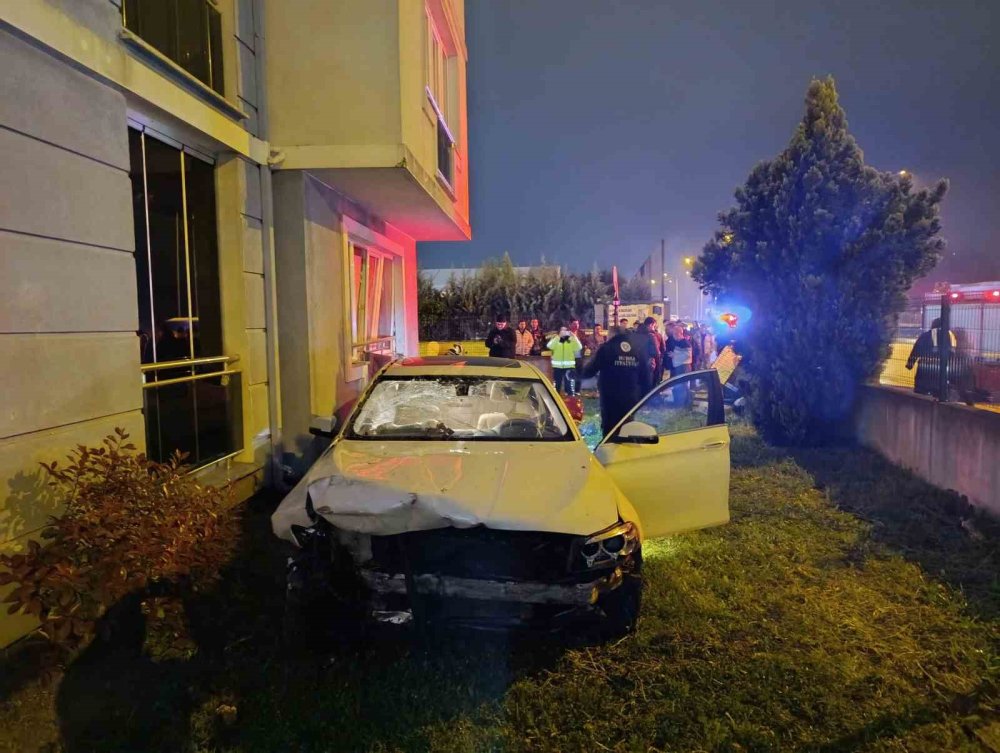 Kontrolden Çıkan Otomobil Sitenin Bahçesine Uçtu: 3 Yaralı