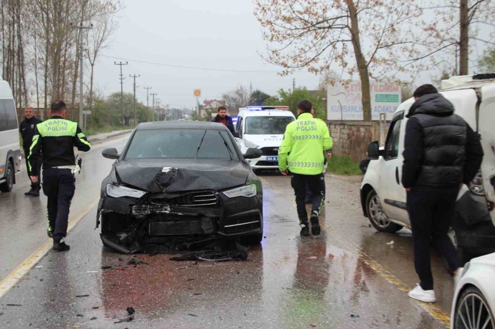 Lüks Otomobil, Hafif Ticari Araca Çarptı!