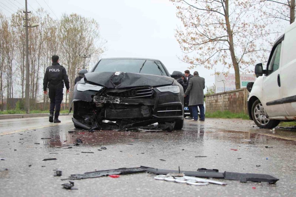 Lüks Otomobil, Hafif Ticari Araca Çarptı!