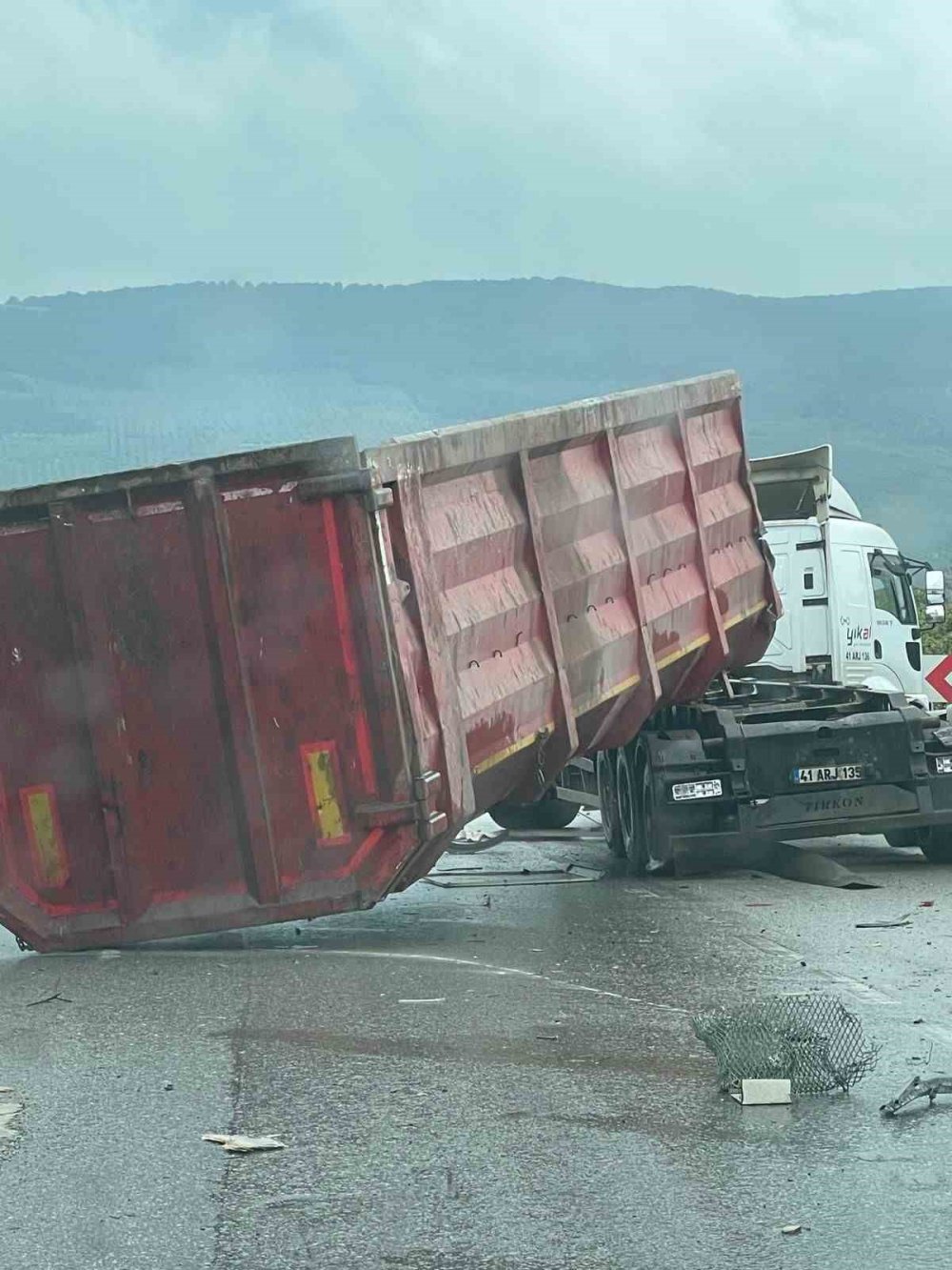 Tır Üst Geçide Çarptı