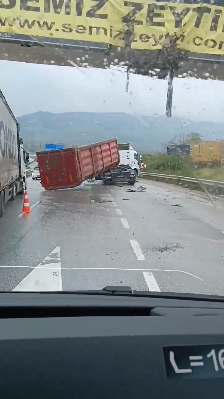 Tır Üst Geçide Çarptı