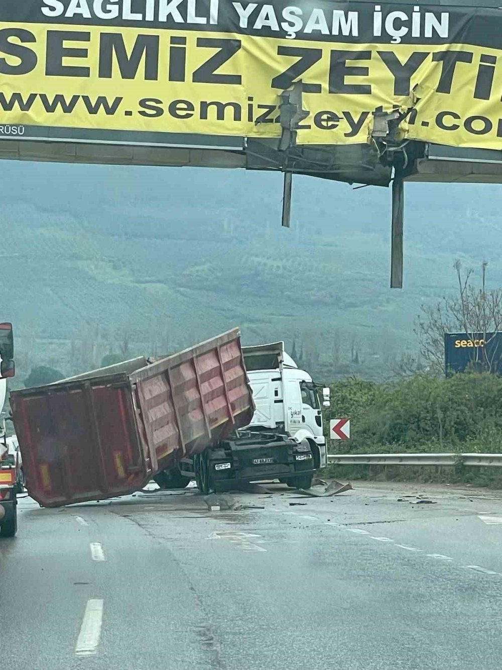 Tır Üst Geçide Çarptı