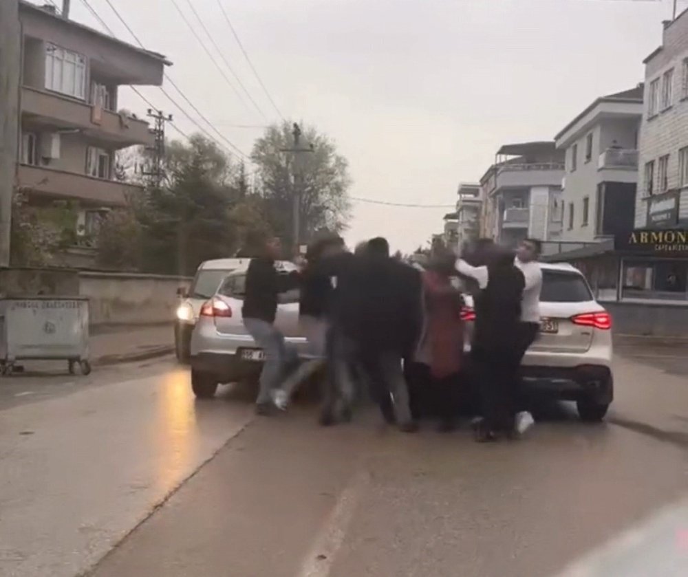 "Yol Verme" Kavgası: Sürücüler Ve Yolcular Birbirine Girdi