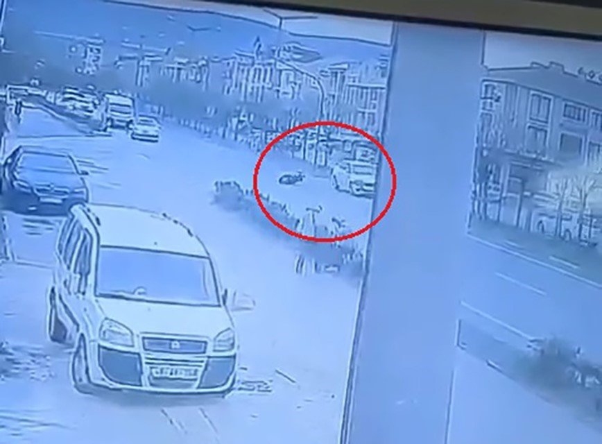Yolun Karşısına Geçerken Otomobil Çarptı