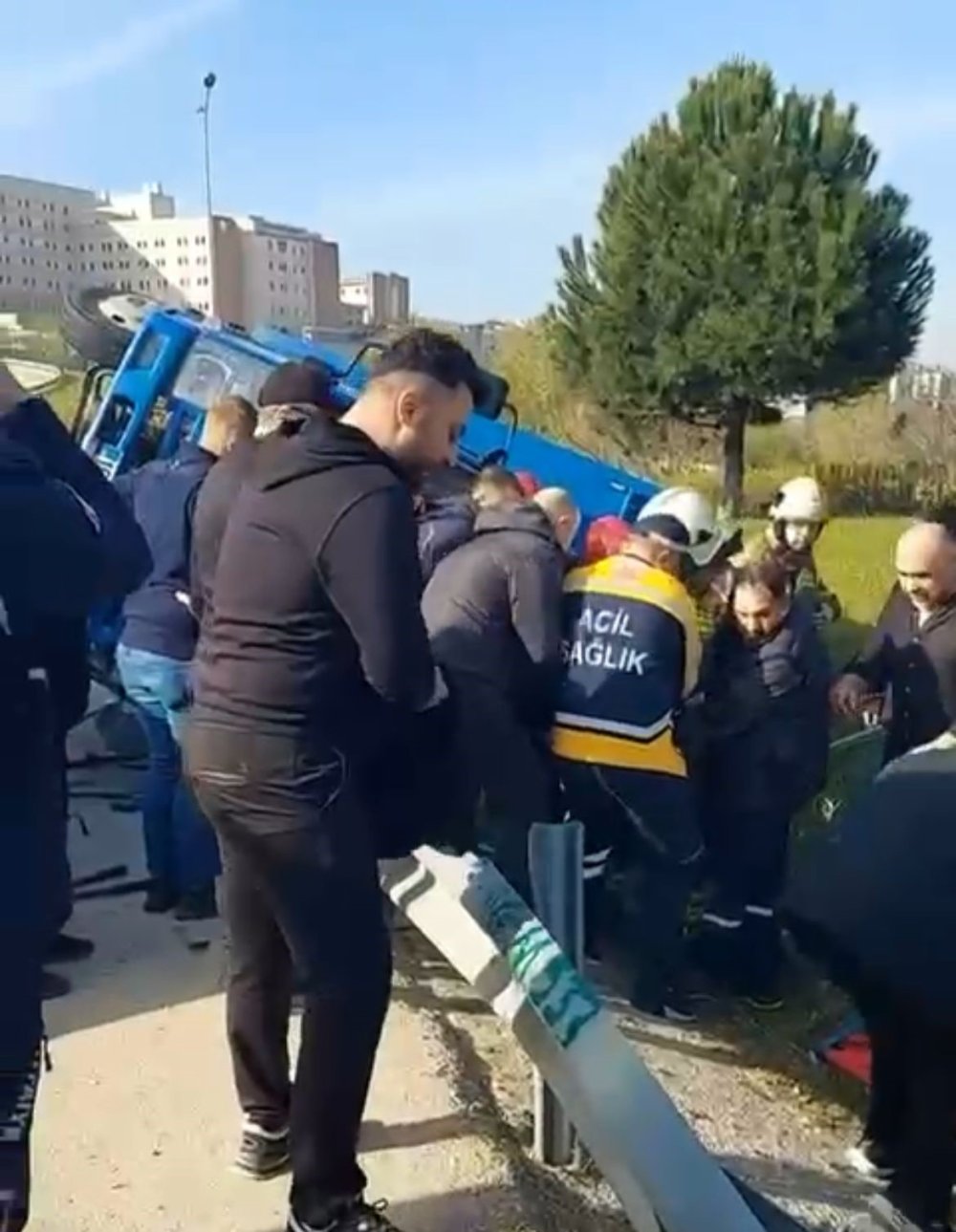 Kargo Aracı Devrildi 2 Kişi Yaralandı
