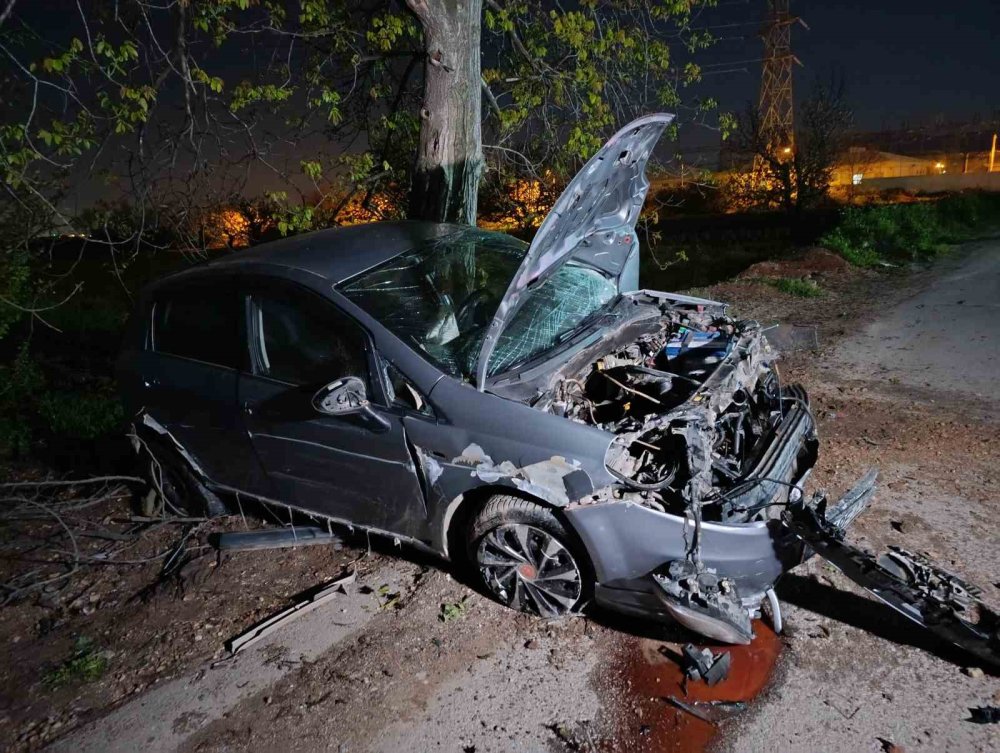 Otomobil İle Motosiklet Kafa Kafaya Çarpıştı: 1’i Ağır 2 Yaralı