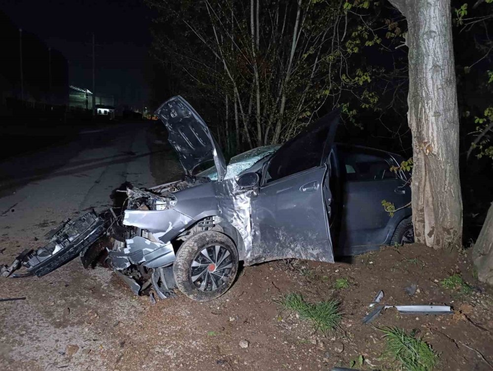 Otomobil İle Motosiklet Kafa Kafaya Çarpıştı: 1’i Ağır 2 Yaralı