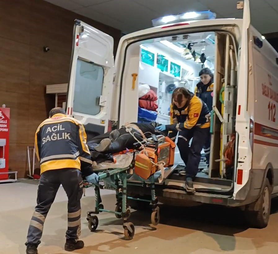 Otomobil İle Motosiklet Kafa Kafaya Çarpıştı: 1’i Ağır 2 Yaralı