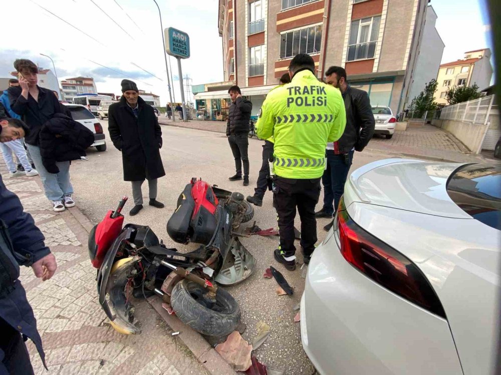 Park Halindeki Otomobile Çarptı