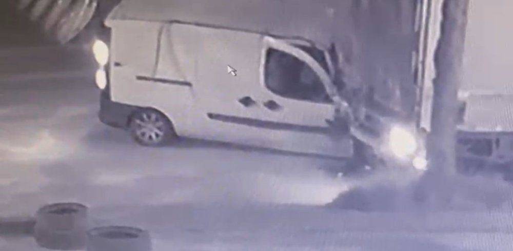 Tırın Altına Giren Araçtan Kendi İmkanlarıyla Böyle Çıktı