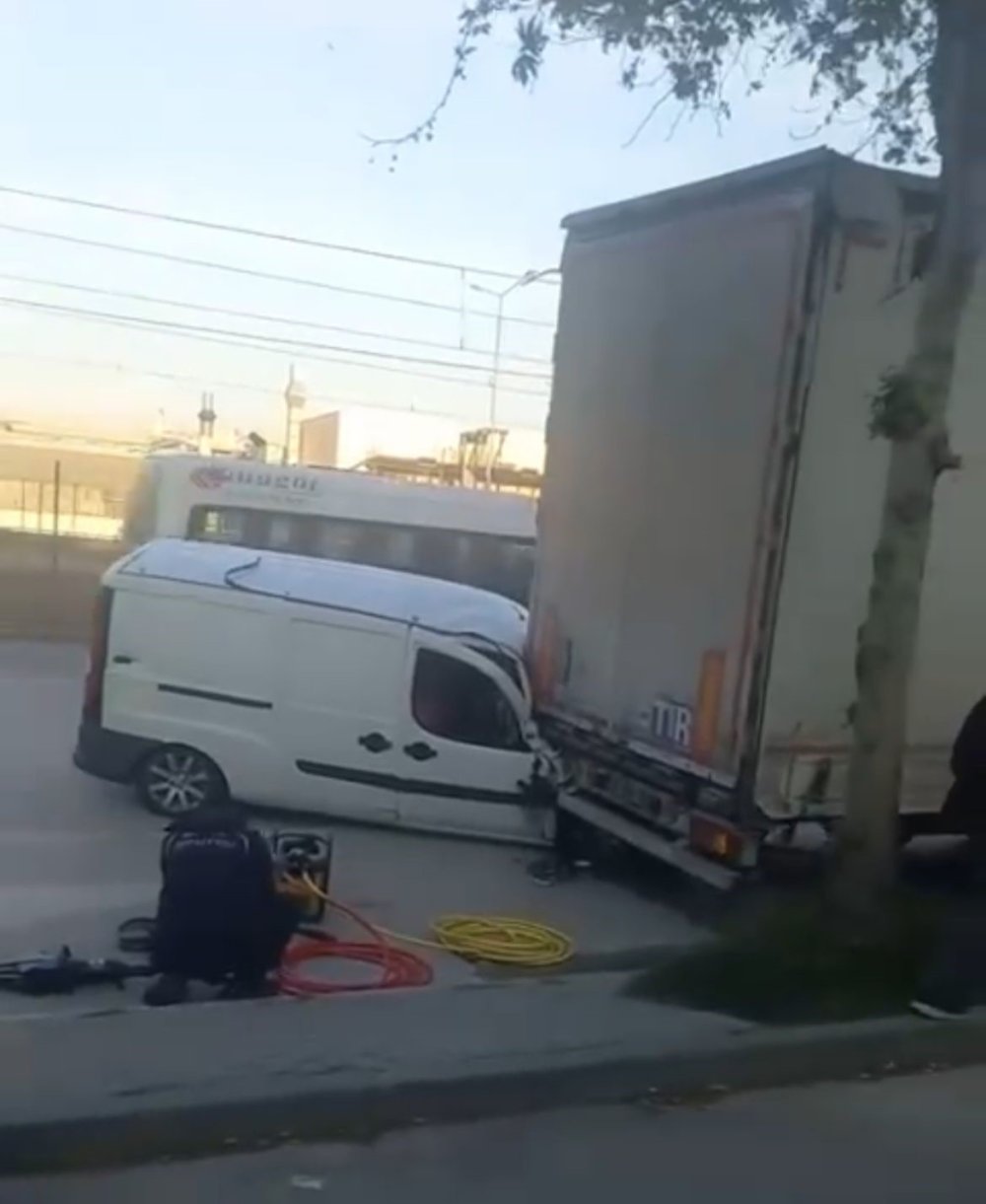Tırın Altına Giren Araçtan Kendi İmkanlarıyla Böyle Çıktı