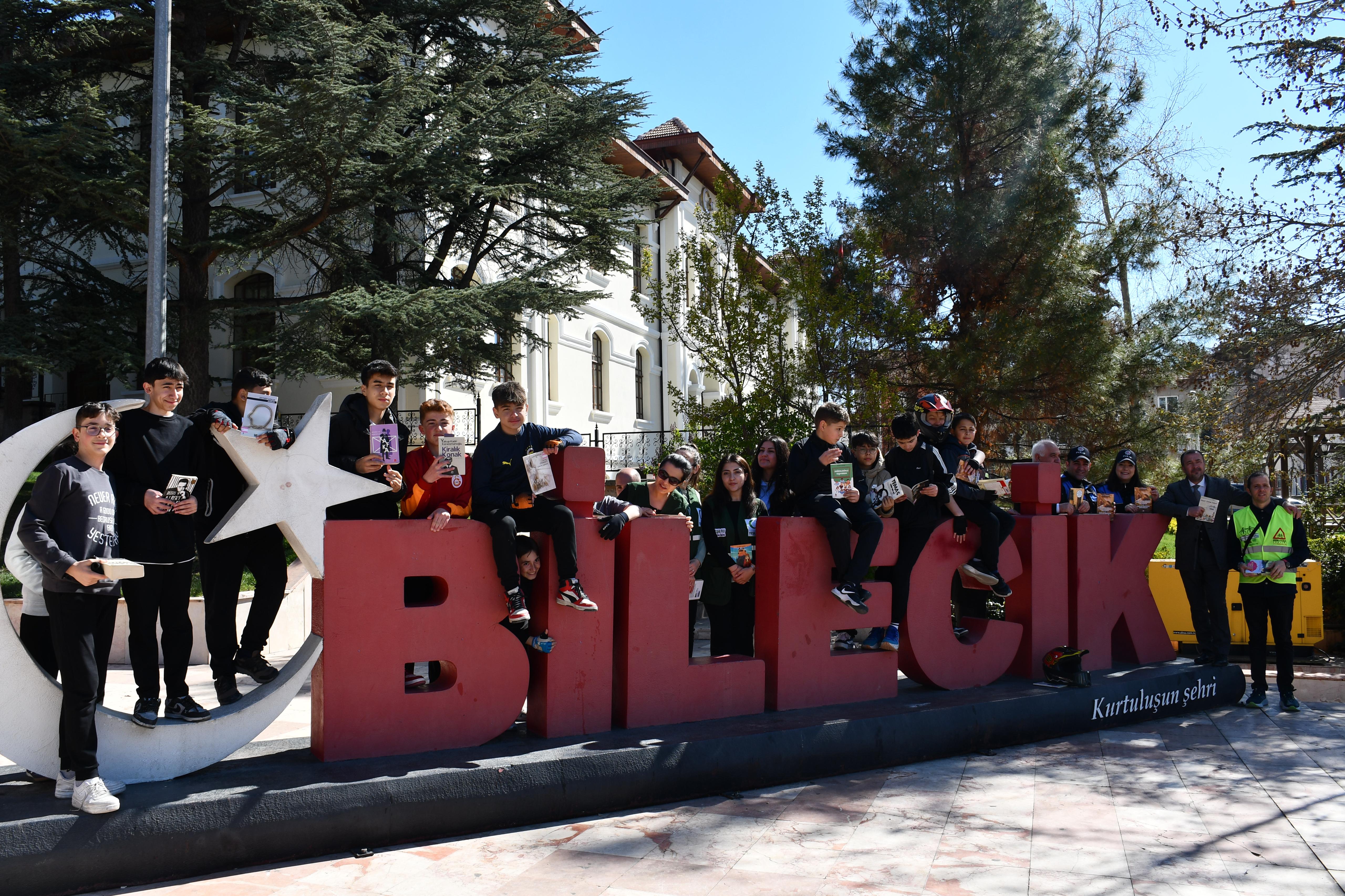 bilecikte-kitap-tutkusu-bisikletle-bulustu.jpg