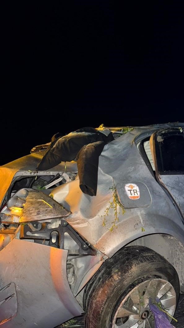 Tarlaya Uçan Otomobildeki 4 Kişi Yaralandı
