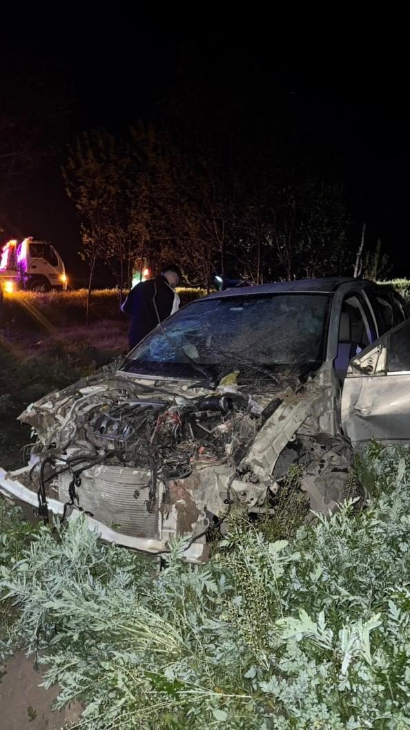 Tarlaya Uçan Otomobildeki 4 Kişi Yaralandı