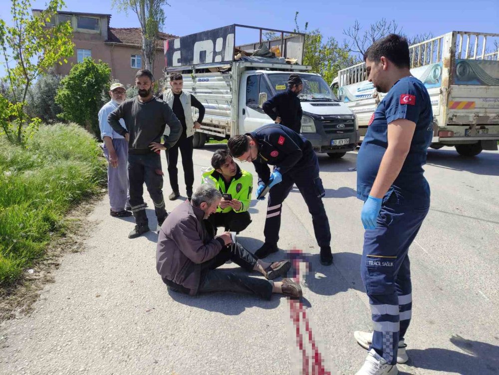 Kamyonetle Çarpışan Motosikletteki Çift Yaralandı