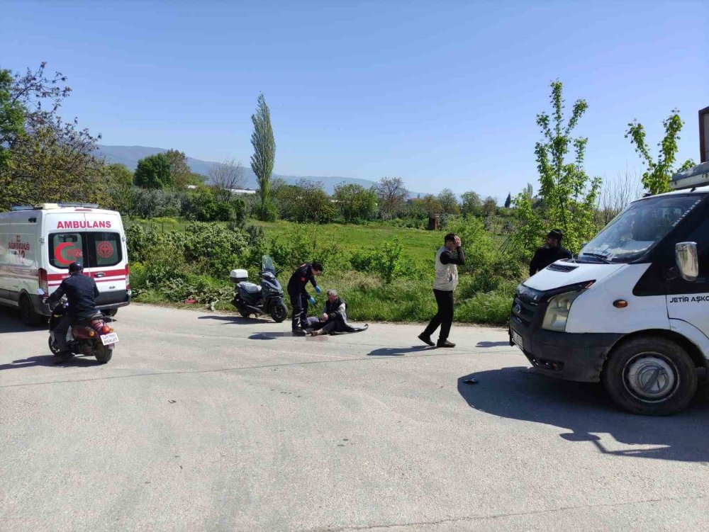 Kamyonetle Çarpışan Motosikletteki Çift Yaralandı